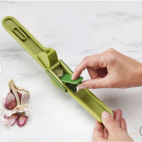 Joseph Joseph CleanForce™ green Garlic Press with cleaning tool new - Picture 4 of 5